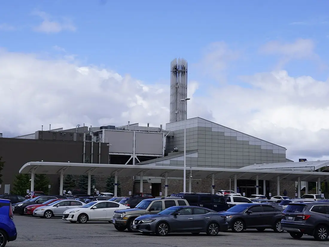L'Elements Casino Brantford, avec son auvent d'entrée blanc et sa tour