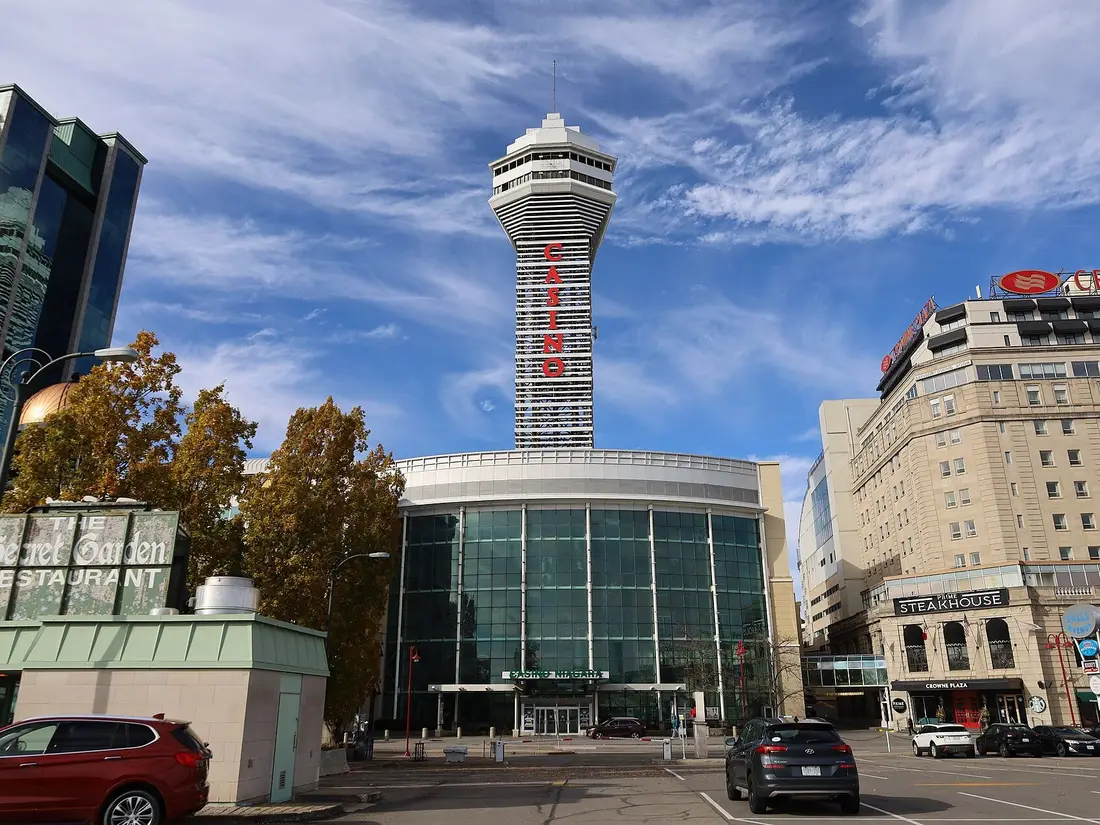 Le Casino Niagara sur Falls Avenue, sous sa haute tour CASINO