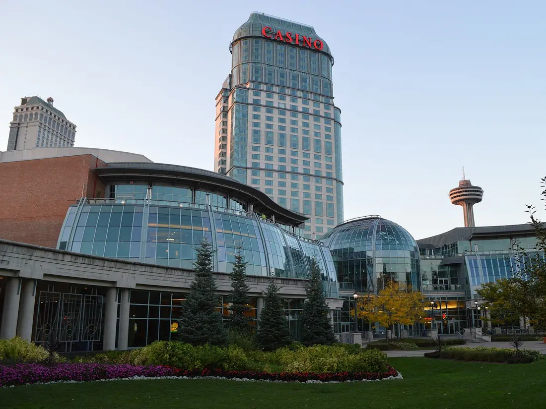 La tour d'hôtel du Fallsview Casino Resort et son enseigne rouge CASINO