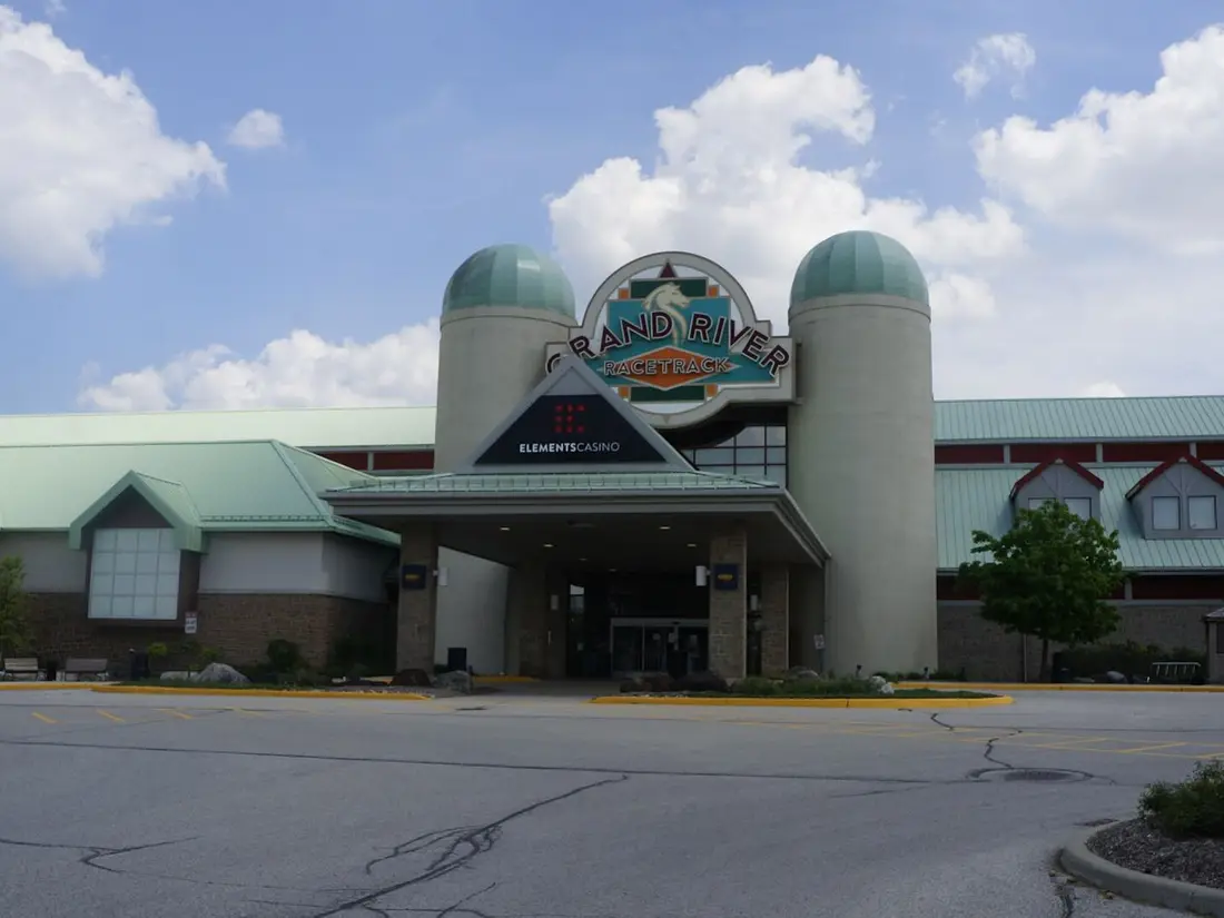 Entrée d'Elements Casino Grand River entre deux tours-silos